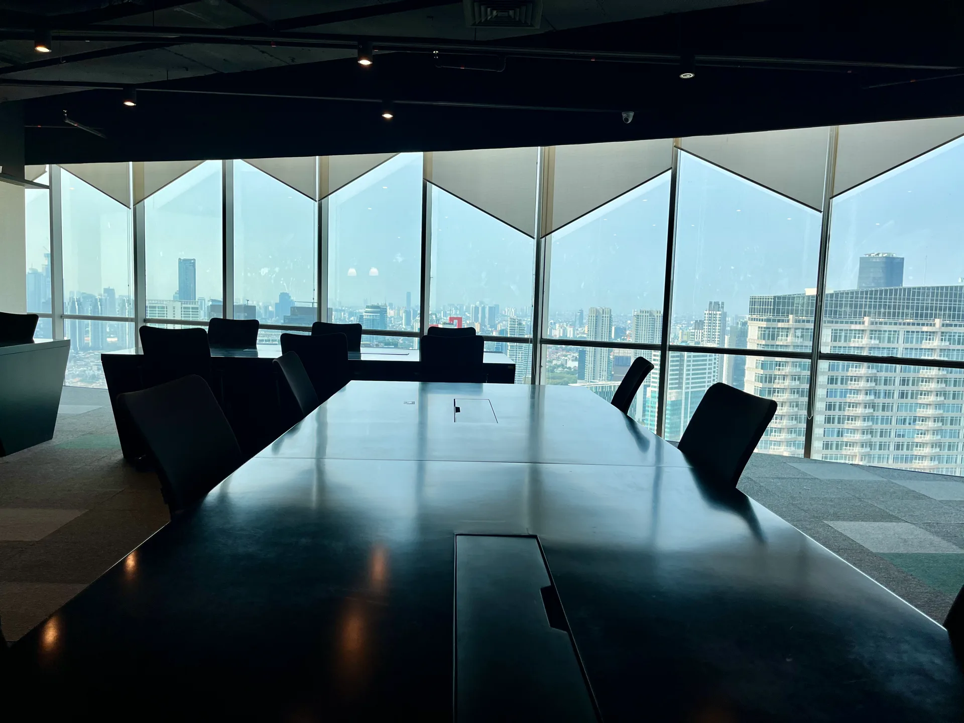 Director Room Prime Office — pemandangan panoramik Jakarta dari AXA Tower