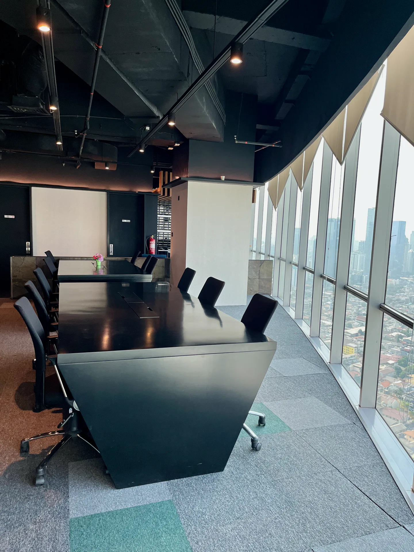 Director Room — meja panjang dengan skyline Jakarta